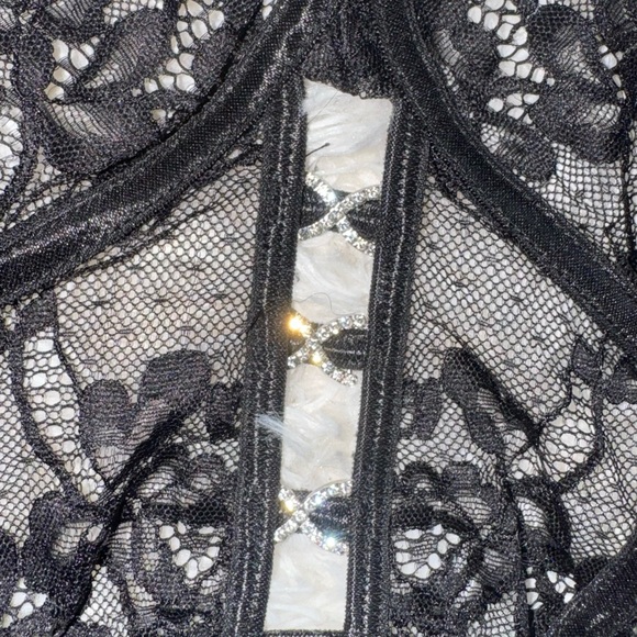 Chic Black Lace Chemise - Picture 4 of 5